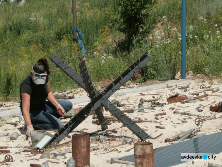 В районе Авдеевской промзоны наводят порядок на мемориале (ФОТО)