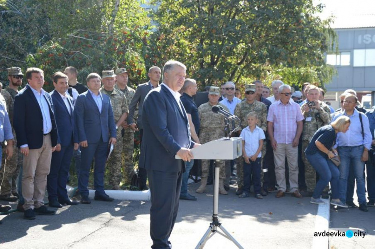 Важный для украинских военных закон Президент Украины подписал в прифронтовой Авдеевке (ФОТОФАКТ)