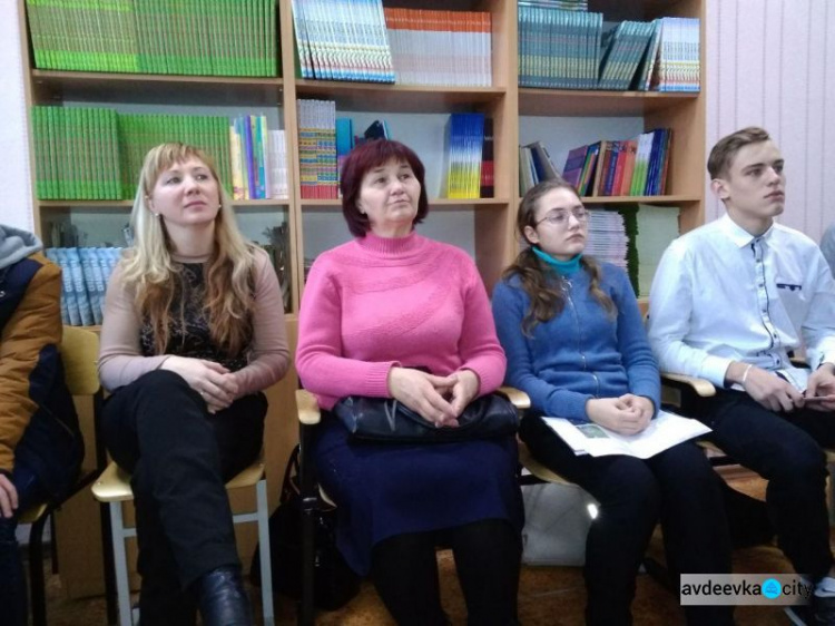 Осмислення Євромайдану : в Авдіївці пройшли літературні читання (ФОТО)