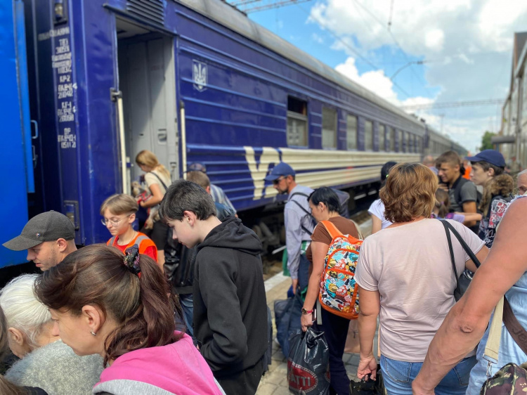 Авдіївці мають змогу безкоштовно евакуюватися з розміщенням у громадах Кіровоградської області: як подати заявку
