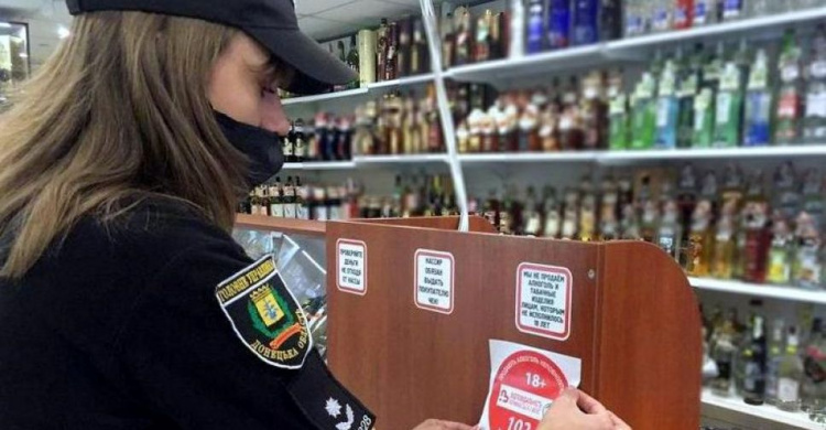 За девять месяцев полицейские Донетчины привлекли к ответственности за продажу алкоголя детям около 300 человек
