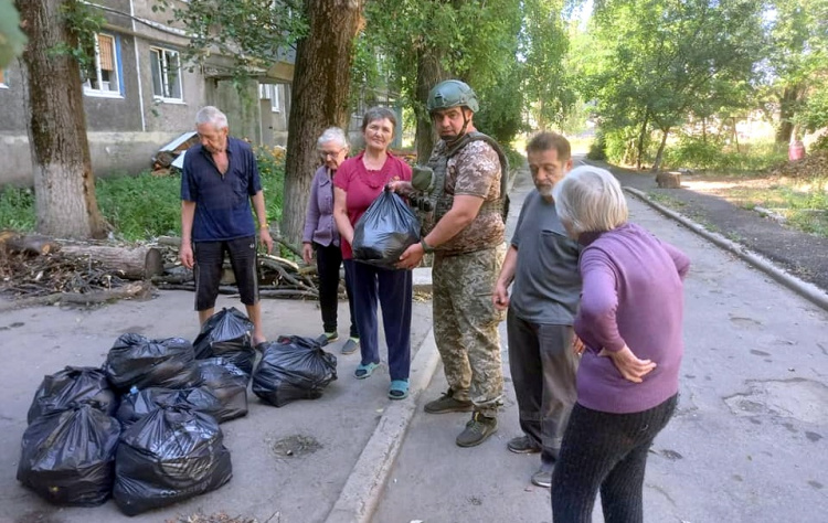 В Авдіївці мешканці отримують гумдопомогу від проєкту «Рятуємо життя» та волонтерських організацій (ФОТОФАКТ)