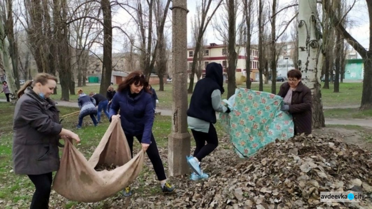 Працівники структурних підрозділів ВЦА Авдіївки влаштували велике прибирання