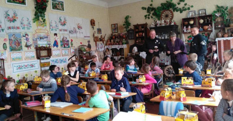 Правоохранители поздравили авдеевских детей с Пасхой (ФОТО)