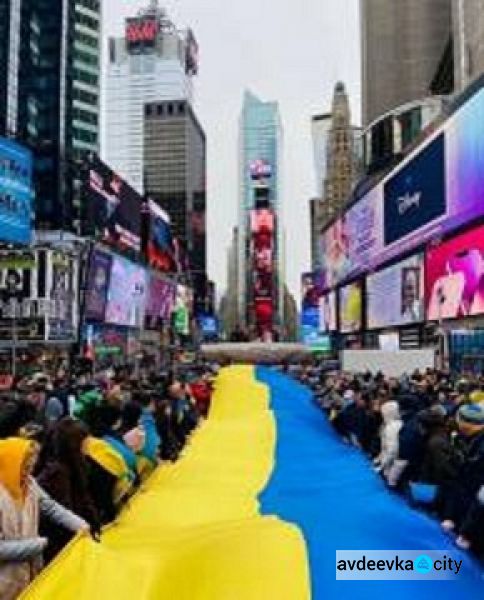 Колізей став синьо-жовтим, а на Таймс-сквер розгорнули великий прапор України