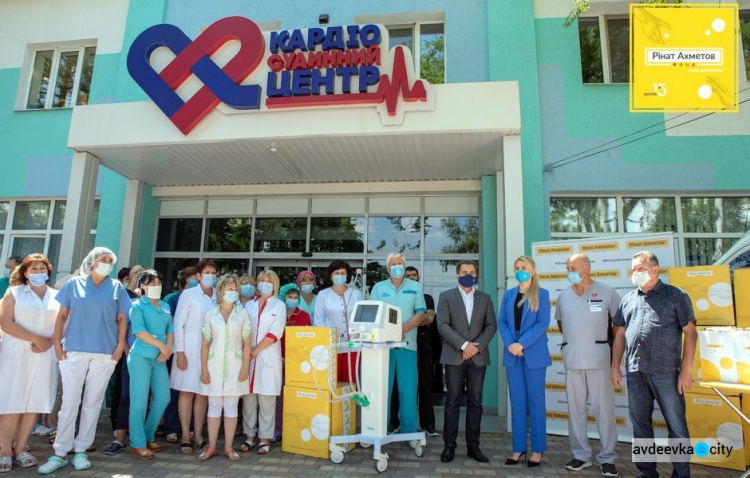 Фонд Рината Ахметова передал больнице скорой помощи Мариуполя современные аппараты ИВЛ
