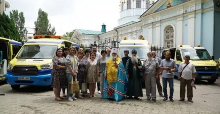 УПЦ та Фонд Вадима Новинського передали п‘ять машин швидкої допомоги Миколаївській громаді