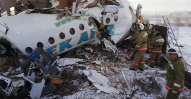 Авиакрушение в Казахстане: самолет рухнул на жилые дома (ВИДЕО)