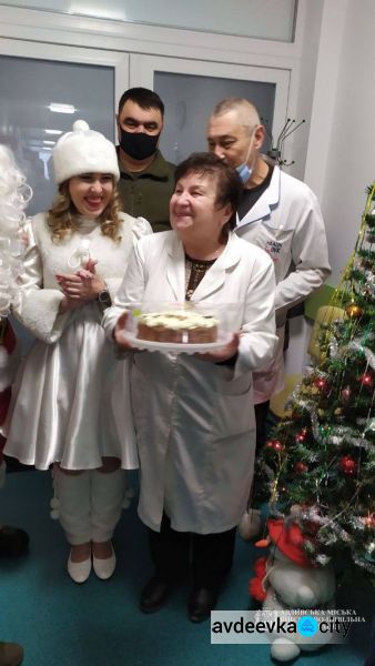 В Авдіївці пацієнтам та медпрацівникам міської лікарні вручили смачні подарунки до Нового року
