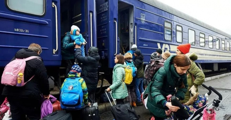 Біженцям з прифронтових районів допомогу виплачують на вокзалах: як це працює