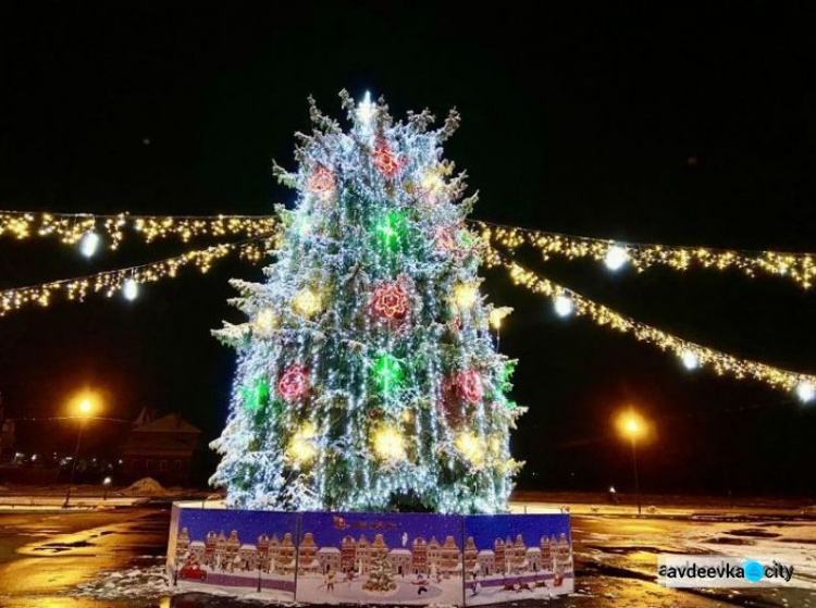 Когда в Авдеевке снимут новогодние украшения с елок