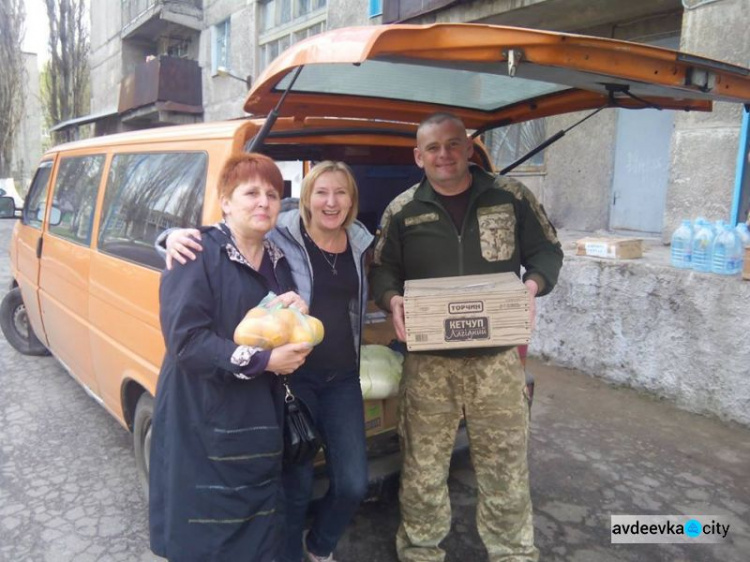 Представители Cimic Avdeevka и волонтеры порадовали презентами гражданских и военных (ФОТО)