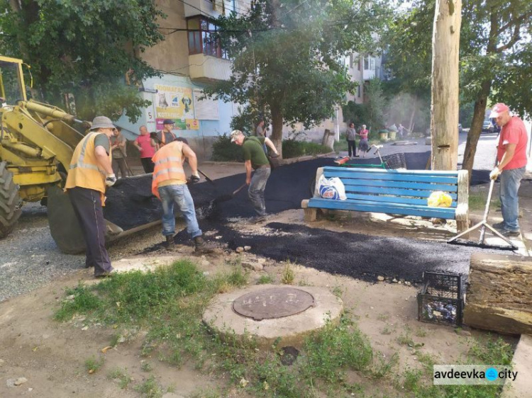 В Авдеевке приступили к ямочному ремонту дорог (ФОТОФАКТ)