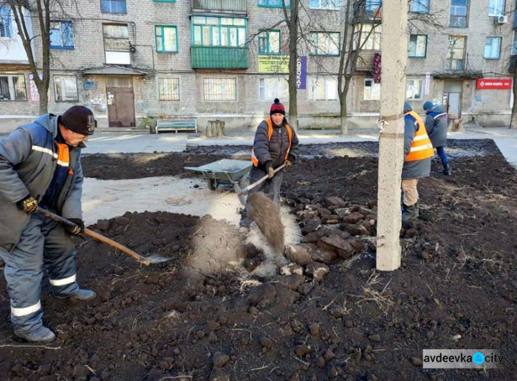 Коммунальщики просят авдеевцев не портить новый газон