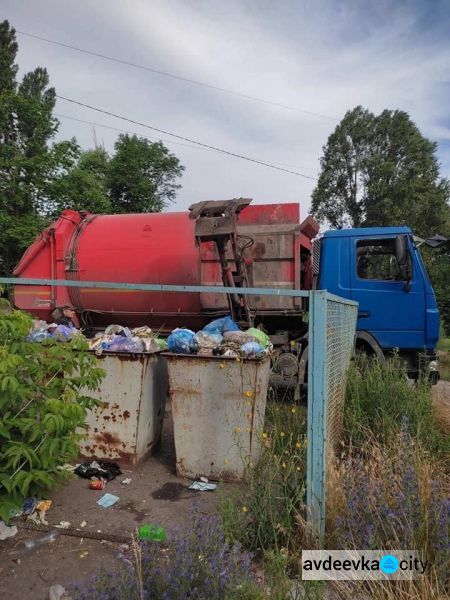 Міське комунальне підприємство поступово звільняє Авдіївку від накопиченого сміття