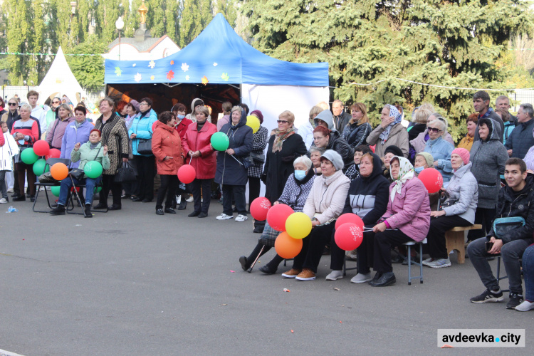 Рік тому у День людей похилого віку в Авдіївці вперше провели яскравий фестиваль «Ретро NEW осінь»: як це було