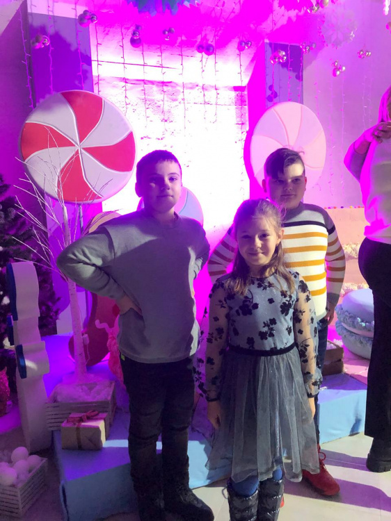 Діти з Авдіївки, які покинули рідні домівки, святкують Новий рік у гостинних містах України