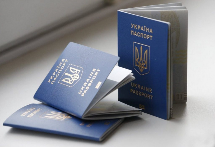Українцям дозволили виїжджати з країни без біометричного паспорта: як це стало можливим