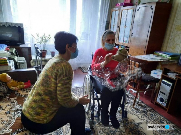 До Міжнародного дня людей з інвалідністю авдіївська молодь допомогла по господарствуу підопічним Терцентру
