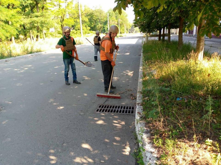 Авдіївські комунальники попри дуже важку ситуацію в місті прибрали головні автошляхи 