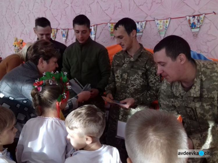 Школьники Авдеевки поздравили защитников Украины (ФОТО)