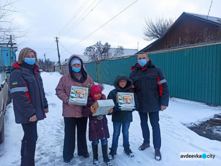 В гости с подарками: авдеевские коксохимики навестили маленьких жителей села Ласточкино