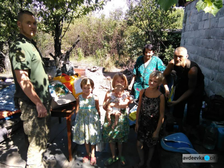 Защитникам Авдеевки доставили маскировку и овощи (ФОТО)