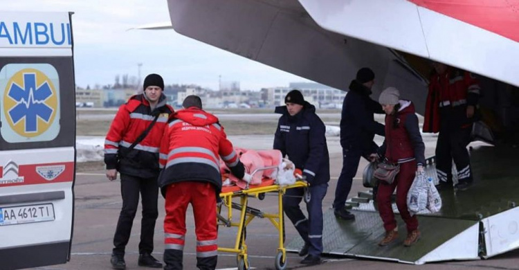 Тяжелобольного ребенка из Донецкой области самолетом ГСЧС экстренно доставили в Киев (ФОТО)