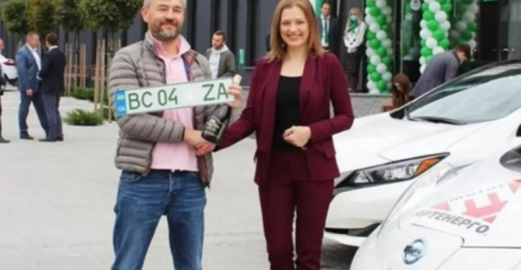 В Украине на электромобили будут выдавать "зеленые" номера