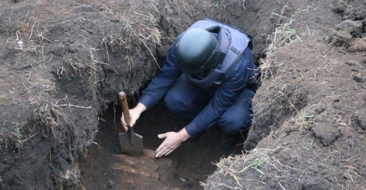 На Донетчине пиротехники ликвидируют крупный склад "старых" снарядов и мин (ФОТО)