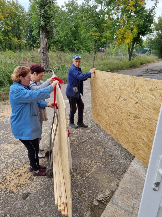 Мешканці Очеретинської громади отримують будматеріали для ремонту домівок (ФОТОФАКТ)