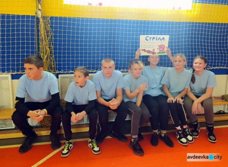В Авдіївці джуровці шостої школи провели змагання "Козацькі розваги" 