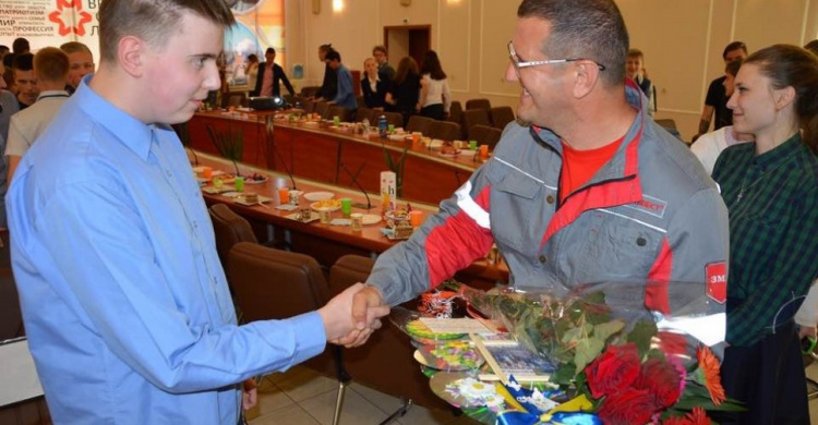 Авдеевские выпускники встретились с генеральным директором АКХЗ (ФОТО)