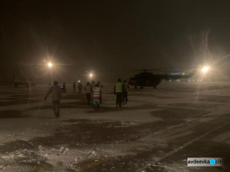 Военный вертолет в метель эвакуировал в больницу Днепра ребенка из Донецкой области (ФОТО)