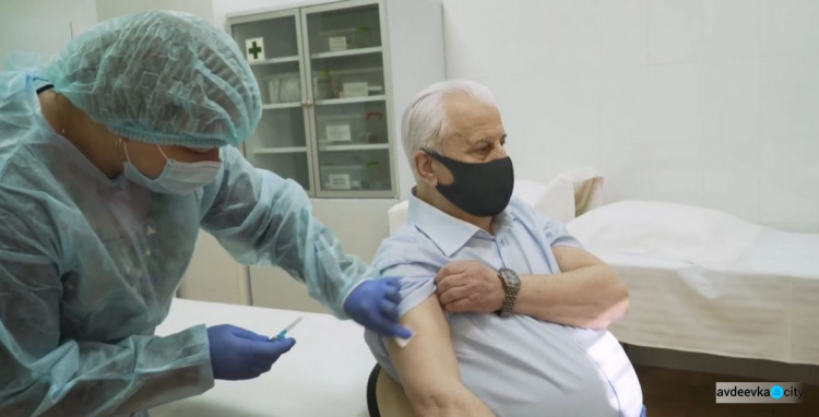 87-летний первый президент Украины вакцинировался CoviShield (ВИДЕО) 