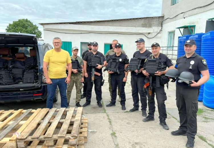 Муса Магомедов привіз поліцейським двох прифронтових громад американські бронежилети