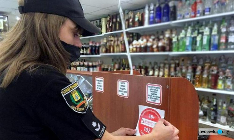 За девять месяцев полицейские Донетчины привлекли к ответственности за продажу алкоголя детям около 300 человек