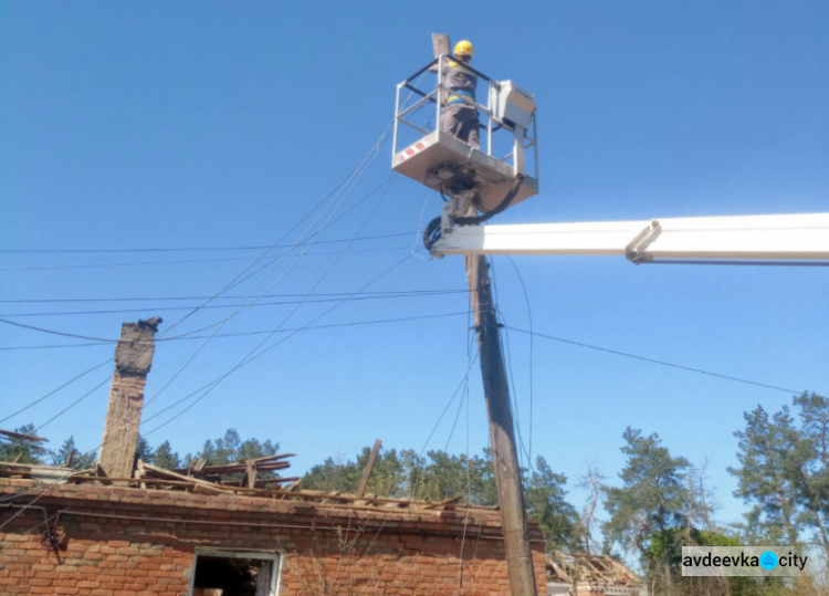 Фахівці повністю чи частково повернути електроживлення до 11 населених пунктів у Донецькій області
