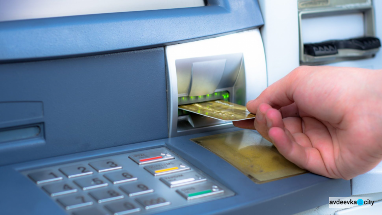 Українцям не загрожує обмеження на зняття готівки у банкоматі