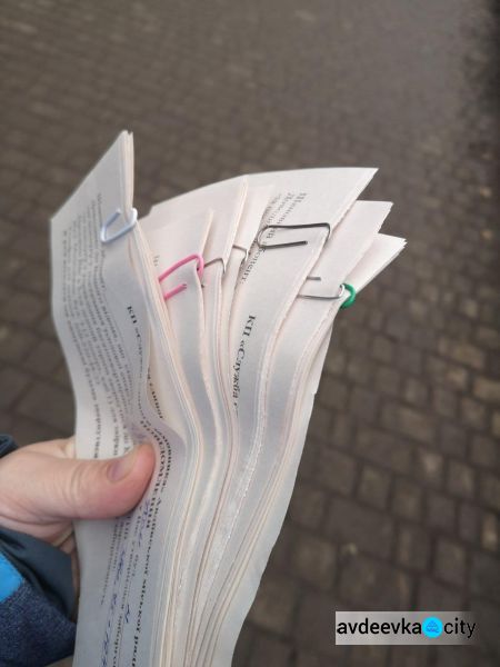 В новий рік без боргів: комунальники роздали мешканцям авдіївських багатоповерхівок "листи щастя"