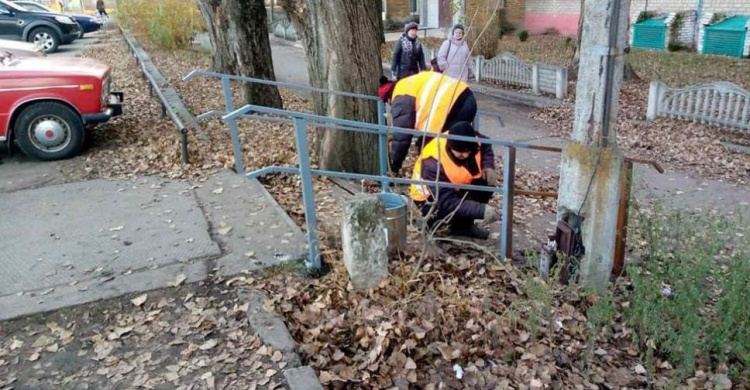 Комунальники обладнали спуск для авдіївців біля будівлі з соцустановами 