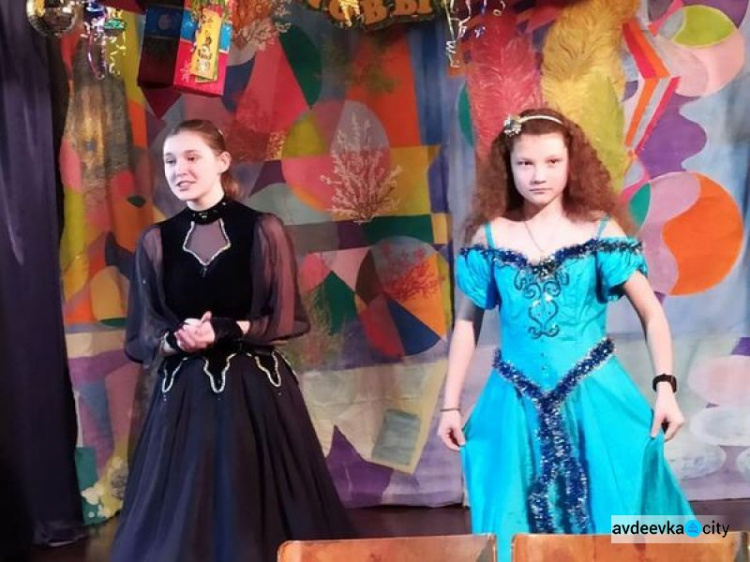В Авдіївці вихованці Будинку дитячої та юнацької творчості провели театральний капусник