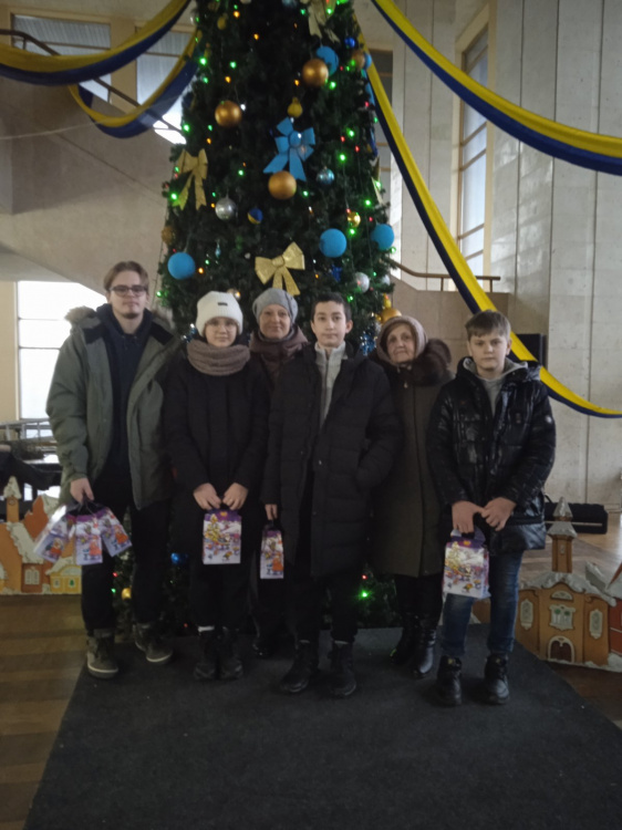 Діти з Авдіївки, які покинули рідні домівки, святкують Новий рік у гостинних містах України