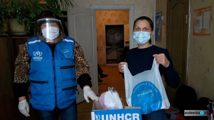 Медиков и жителей прифронтовых сел Ясиноватского района  снабдили масками