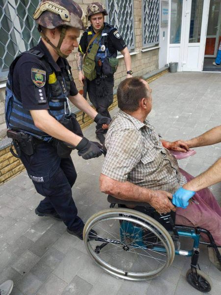 В Авдіївці поліцейські врятували людей, які потрапили під обстріл (ФОТОФАКТ)