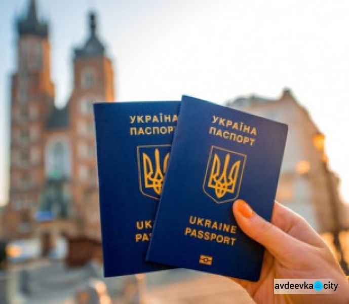 Половина українців готова виїхати за кордон на заробітки