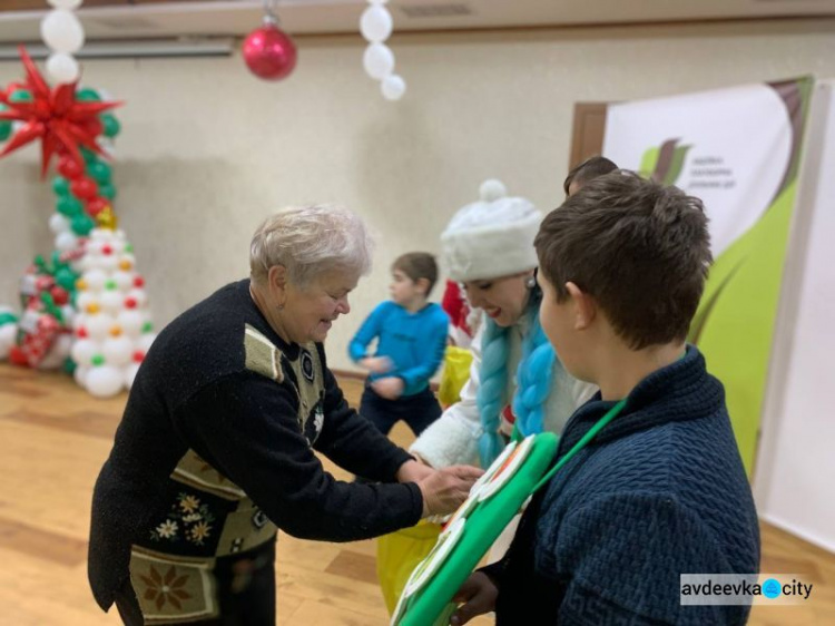 Новогодние подарки и вера в чудеса: «Платформа» порадовала детей праздничным мастер-классом