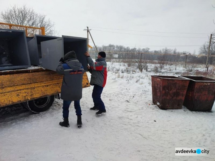 Авдіївські комунальники продовжують встановлення нових контейнерів для ТВП у місті (ФОТОФАКТ)