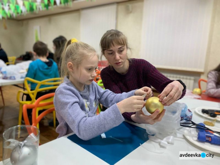 Новогодние подарки и вера в чудеса: «Платформа» порадовала детей праздничным мастер-классом