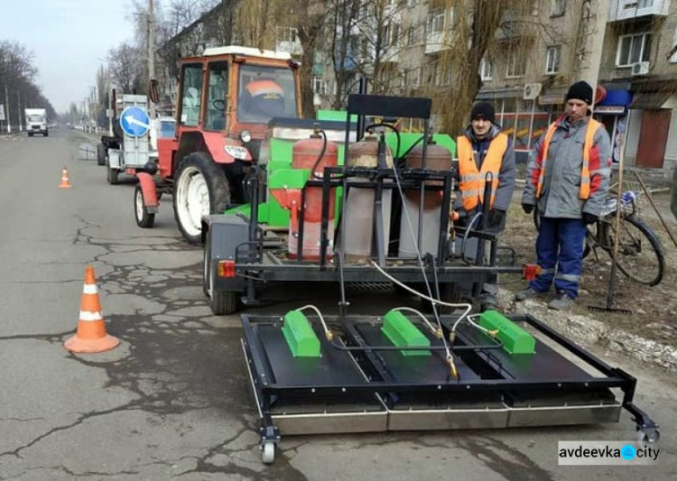 Комунальники Авдіївки вивели на вулиці міста сучасний комплекс для ямкового ремонту доріг (ФОТОФАКТ)